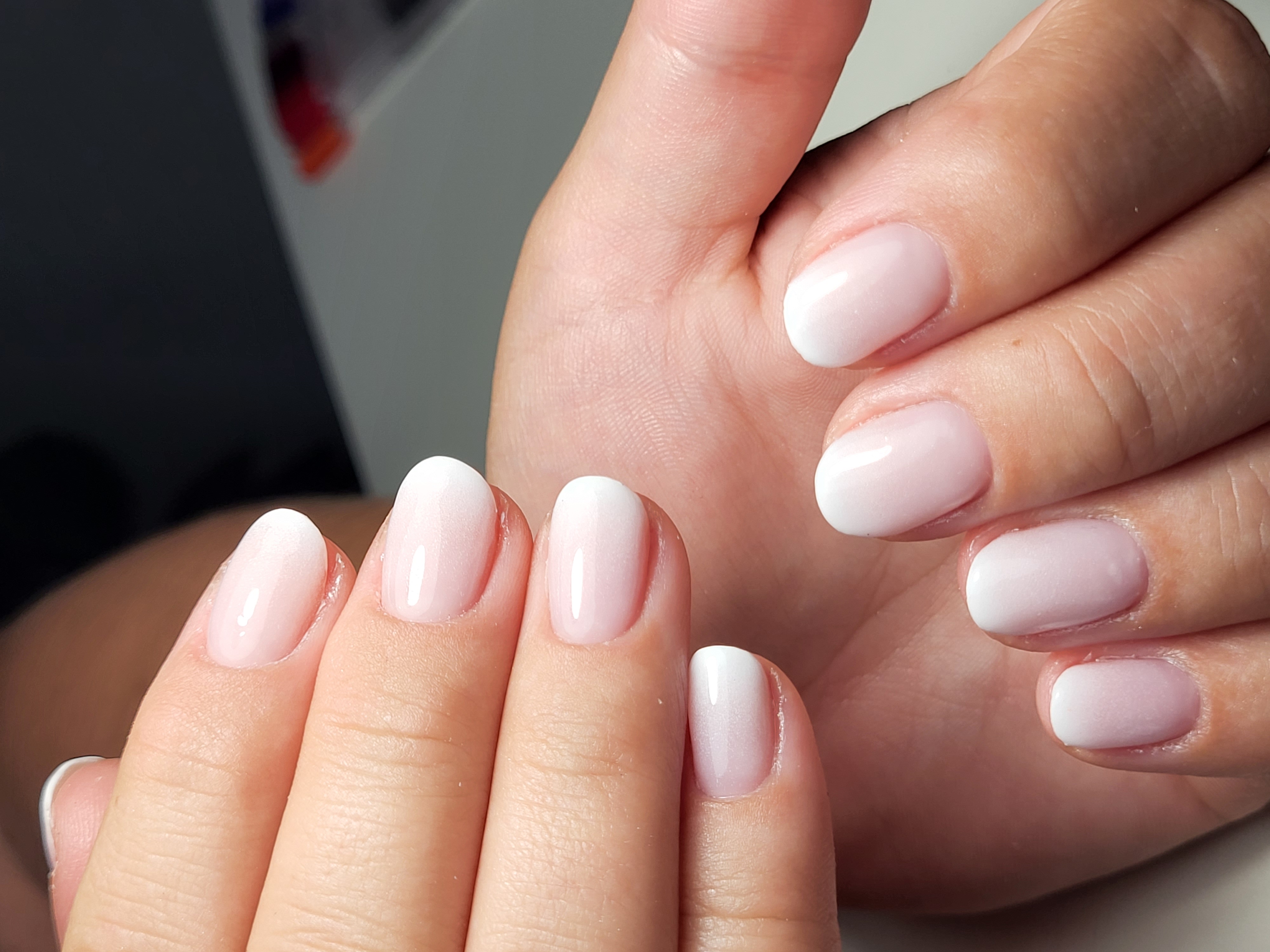 Dépose + manucure + vernis.